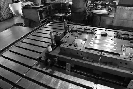 プレス金型に必要な費用は？