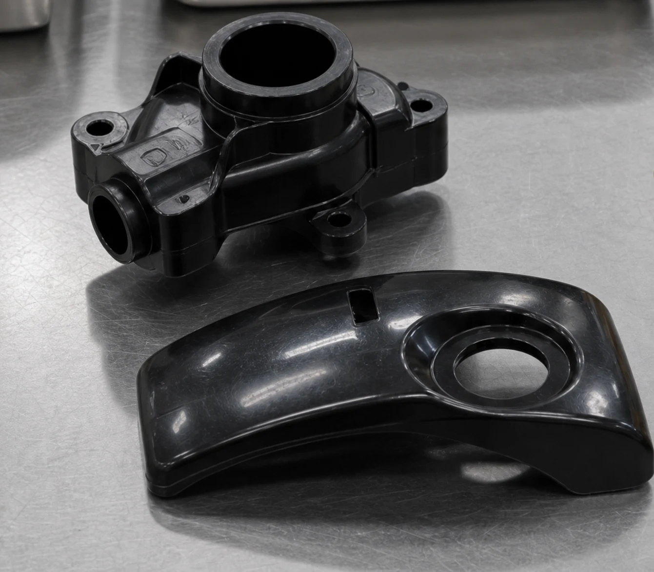 黒色のプラスチック射出成形品